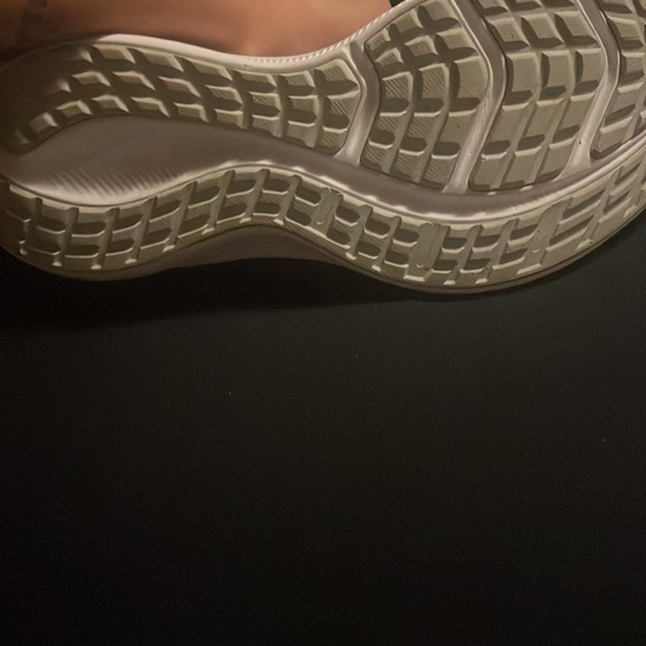 Hardly worn white Nike running shoes. Size 8 - Picture 2 of 3